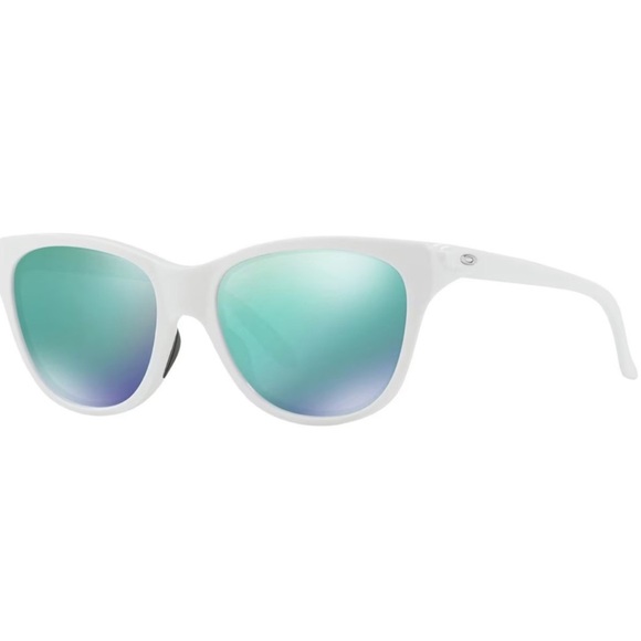 Oakley Accessories - 🕶️OAKLEY🕶️Hold Out Sunglasses